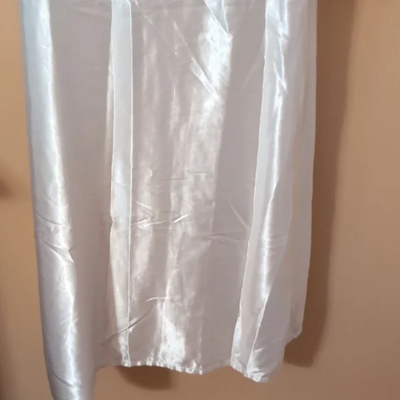 Elegant White Satin Nightgown - Picture 4 of 11